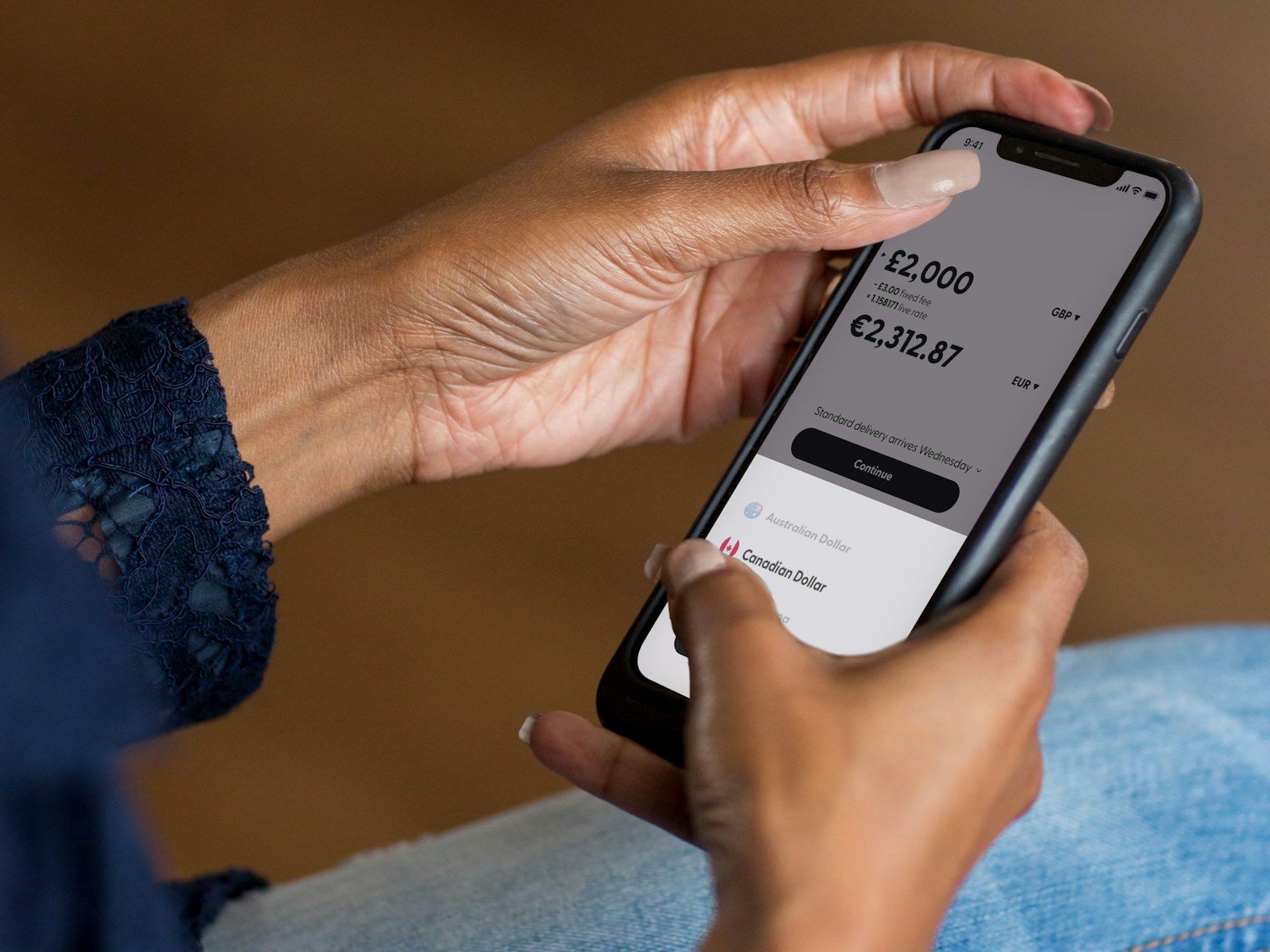 Person bruger en bankapp på sin smartphone